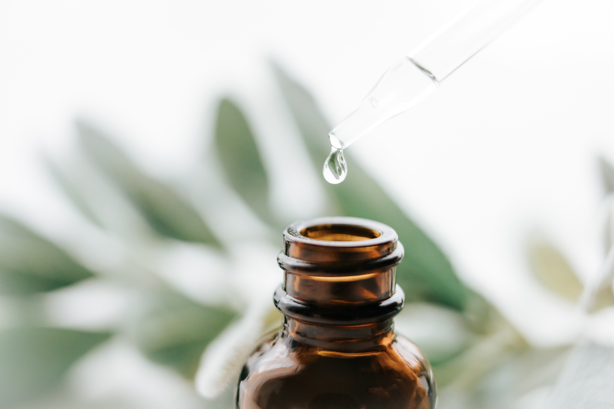 Thieves Essential Oil Blend: 12 Ways to Use Thieves for a Naturally Healthier Home